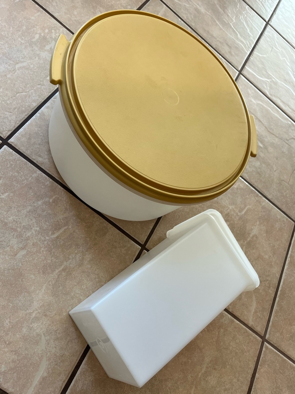 Set of 2 Tupperware !